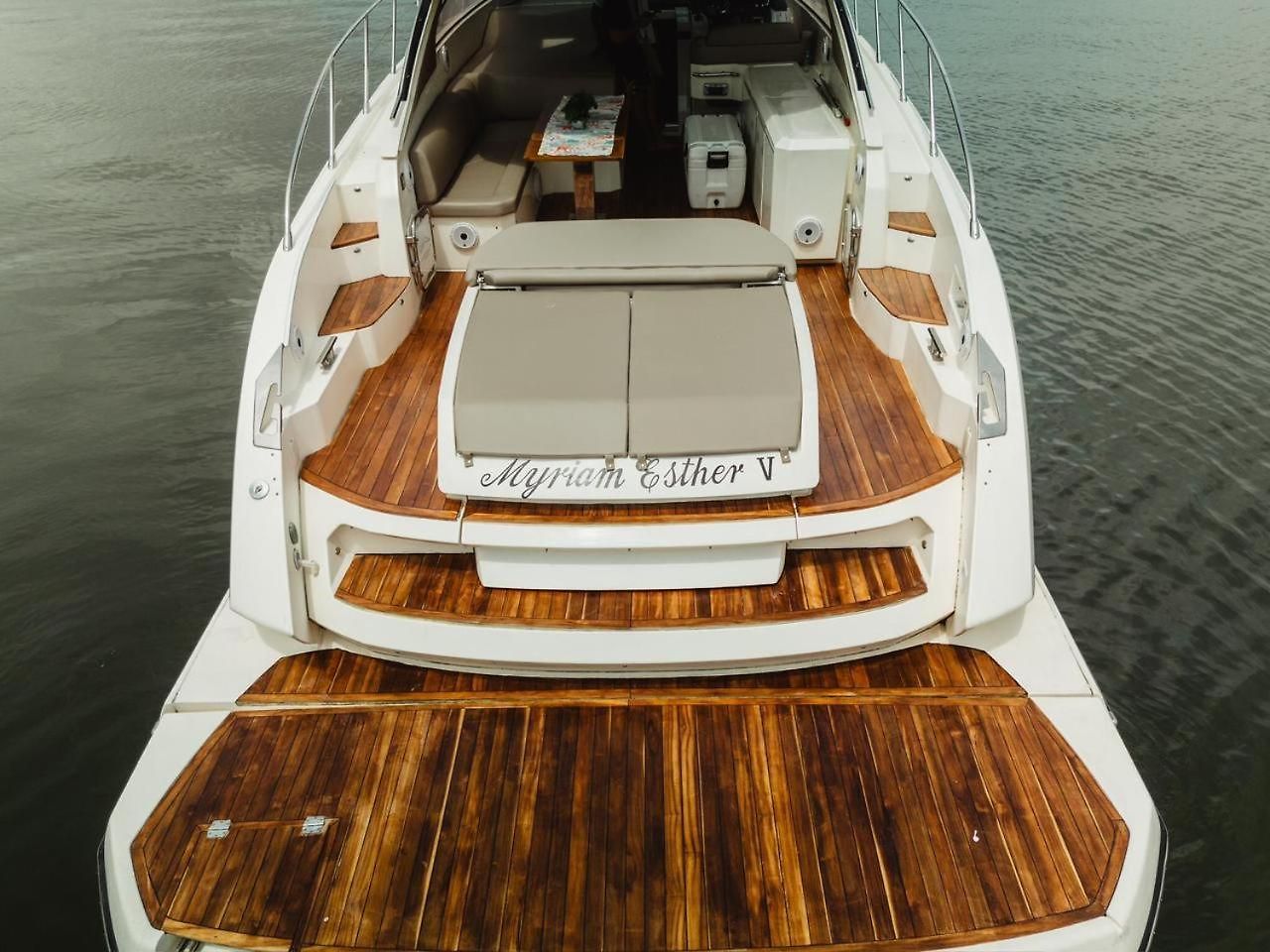 Hotel en barco Yate De Lujo Azimut 52 *