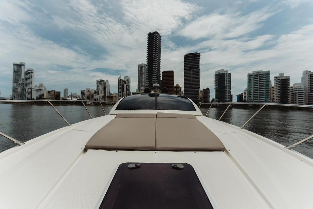 Hotel en barco Yate De Lujo Azimut 52 *