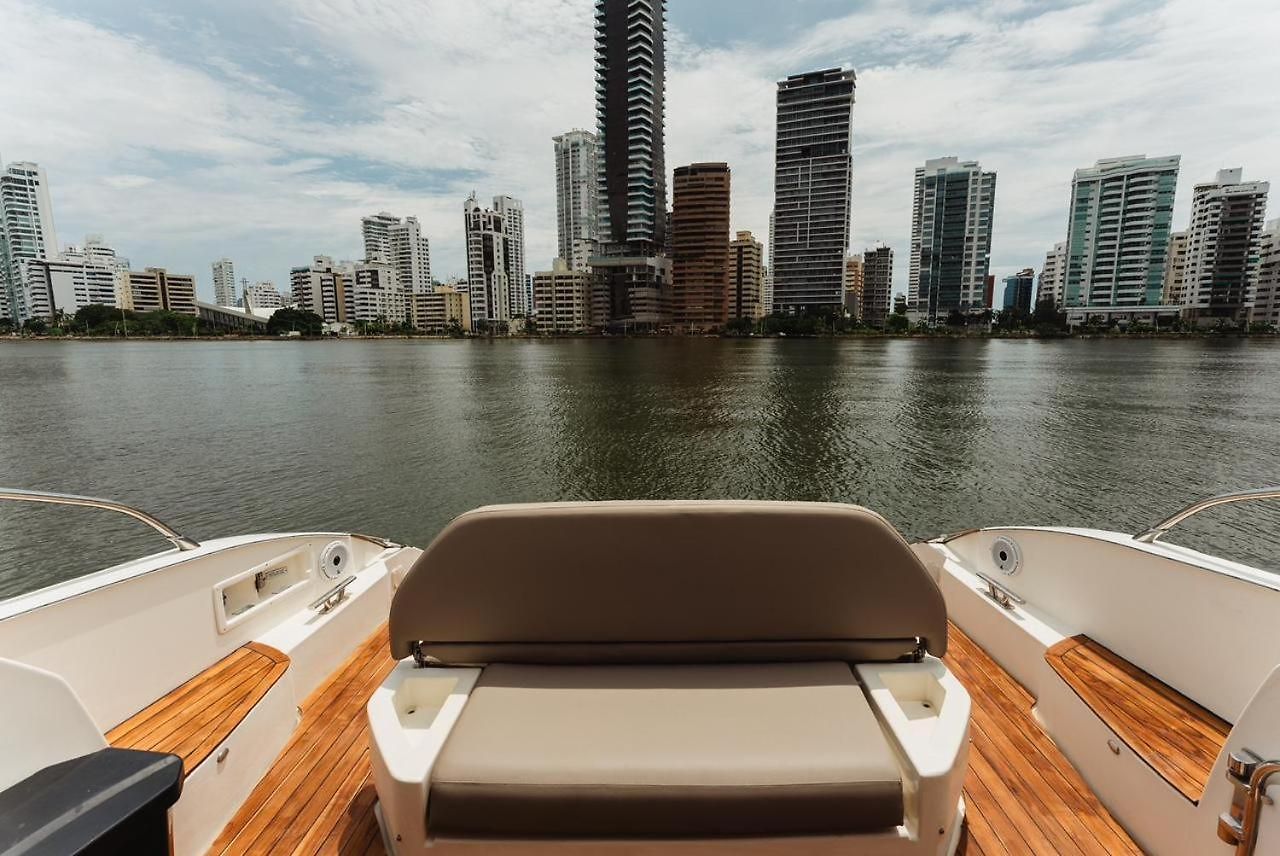 Hotel en barco Yate De Lujo Azimut 52 *