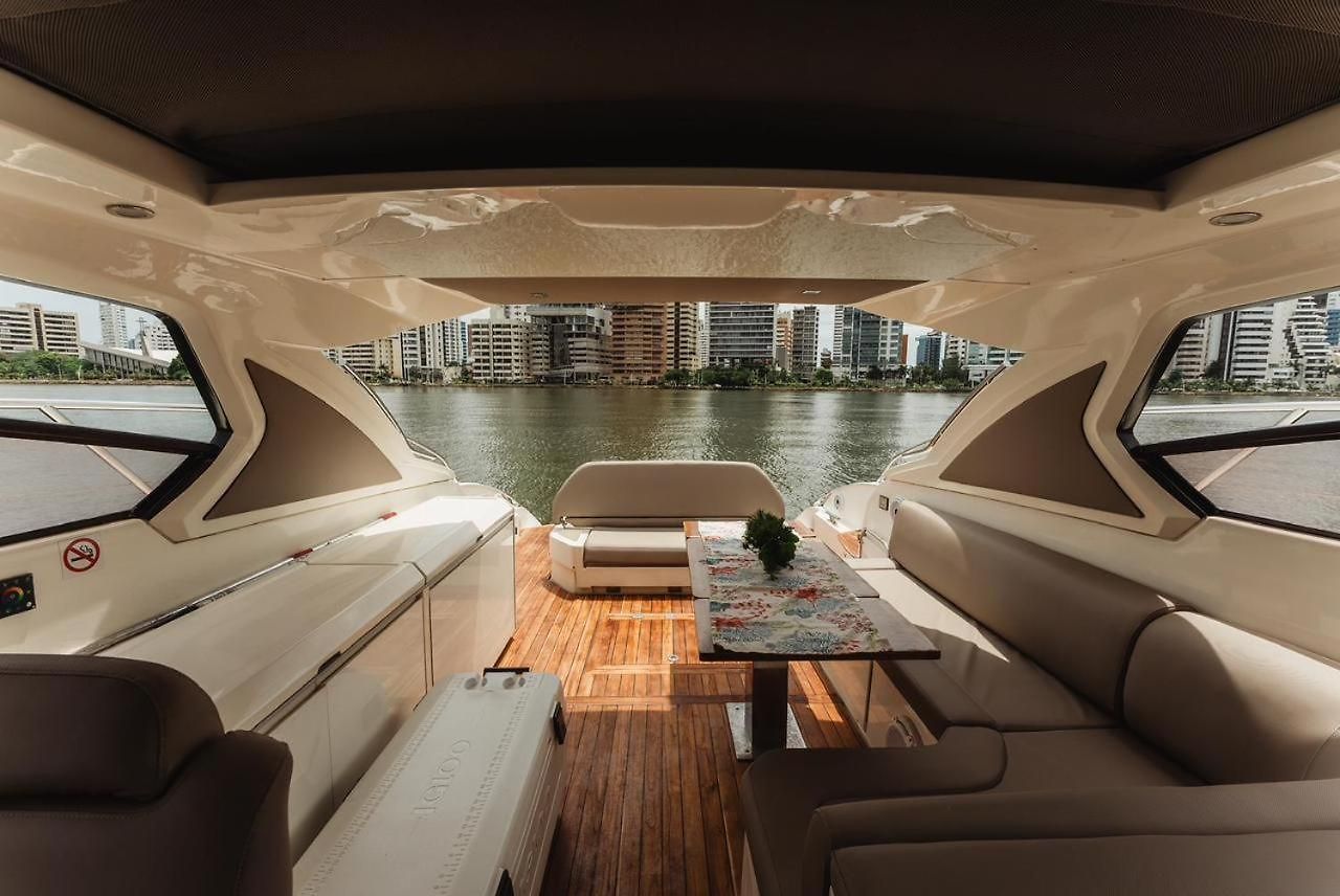 Hotel en barco Yate De Lujo Azimut 52