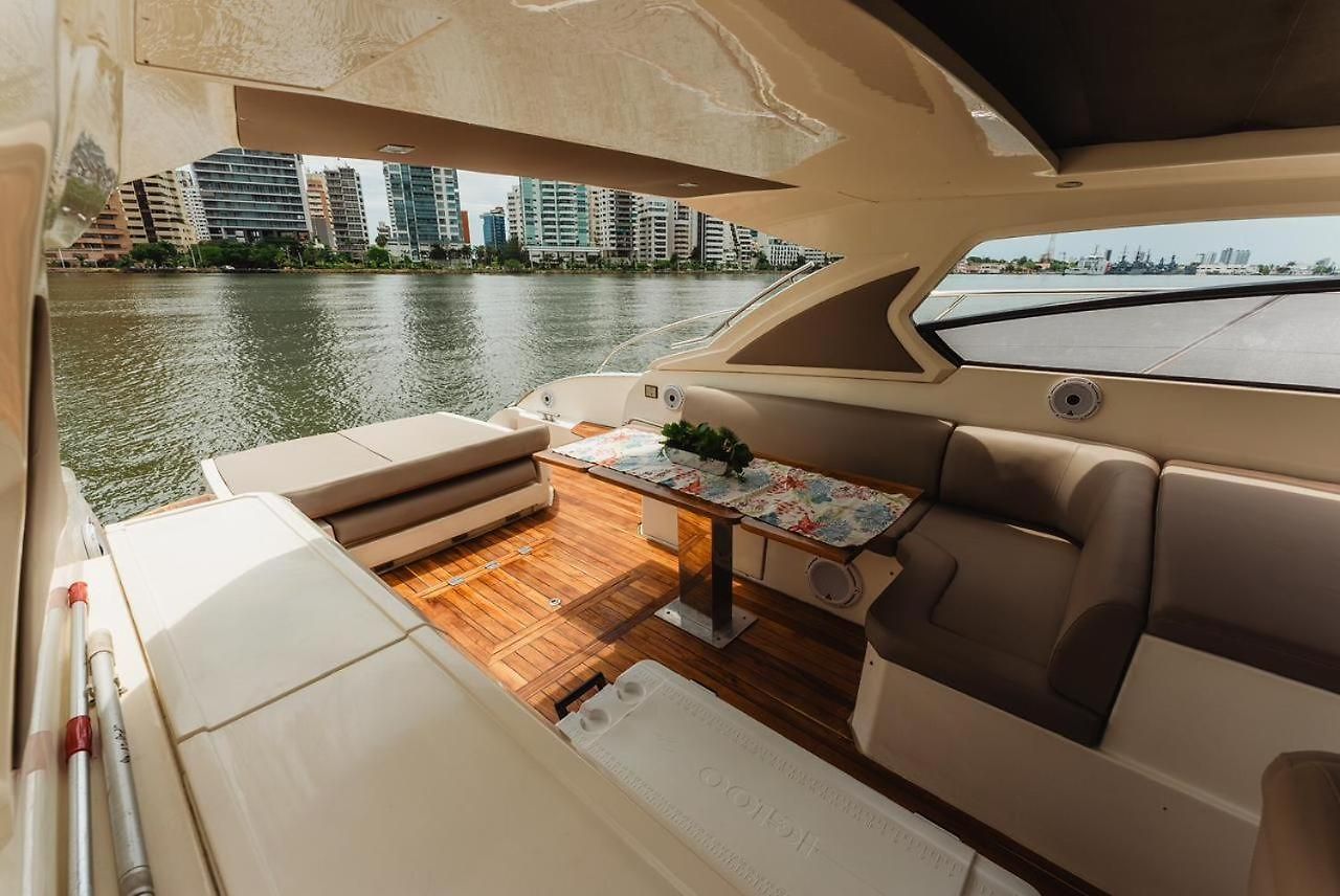 Hotel en barco Yate De Lujo Azimut 52 *