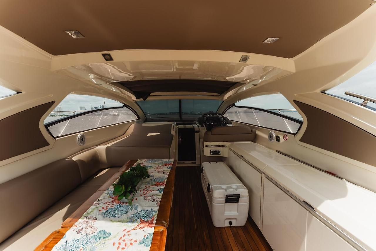 Hotel en barco Yate De Lujo Azimut 52 *