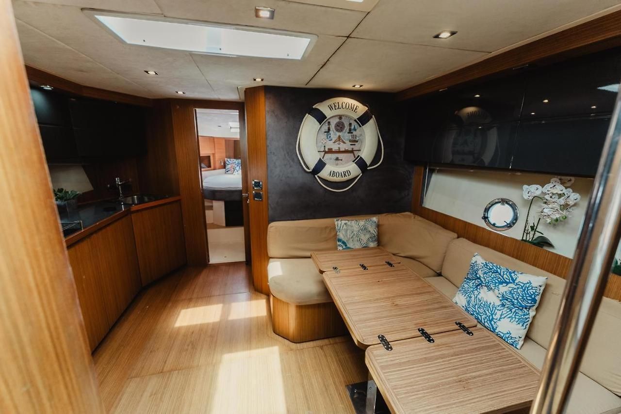 Hotel en barco Yate De Lujo Azimut 52 *