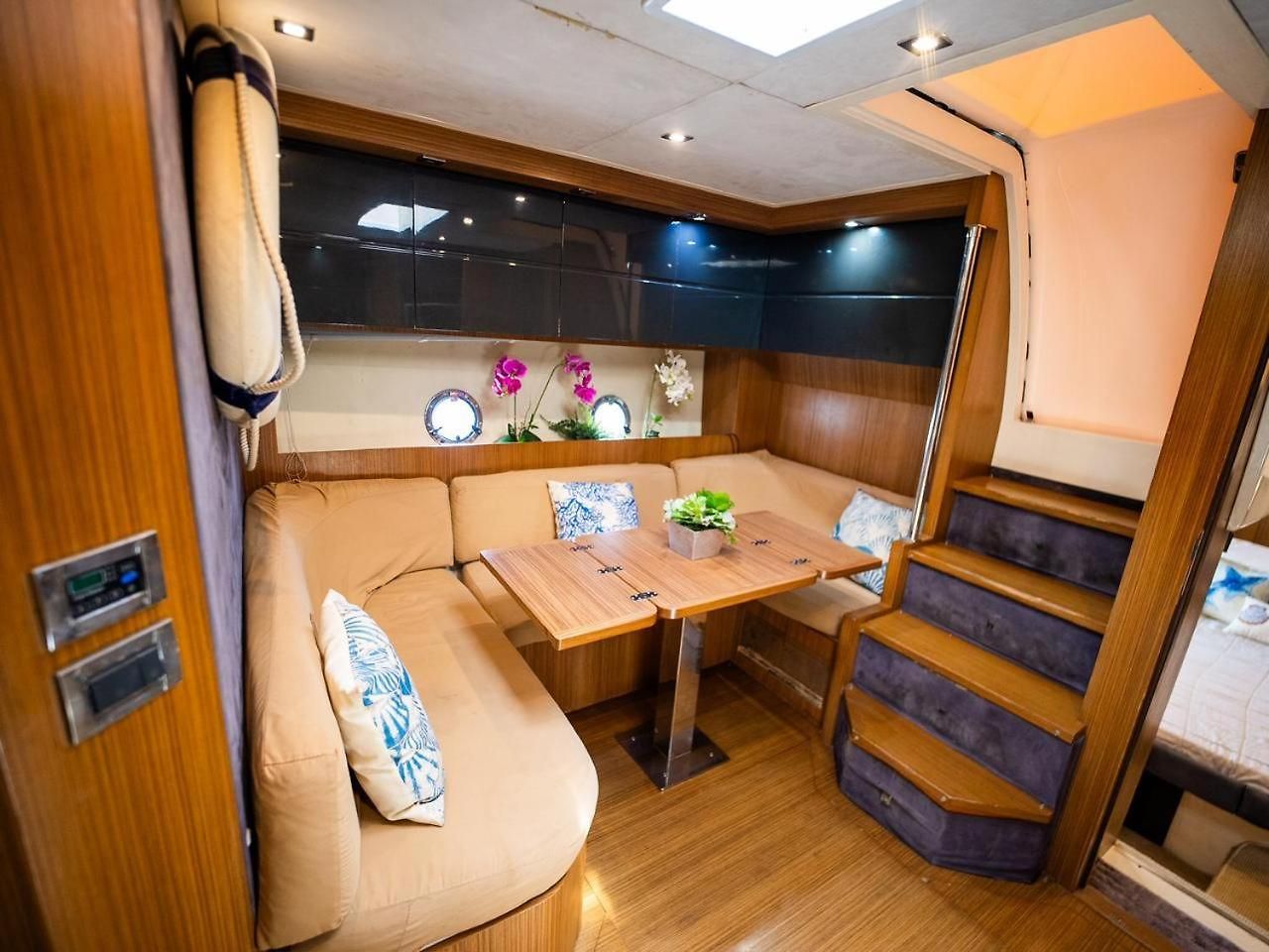 Hotel en barco Yate De Lujo Azimut 52 *