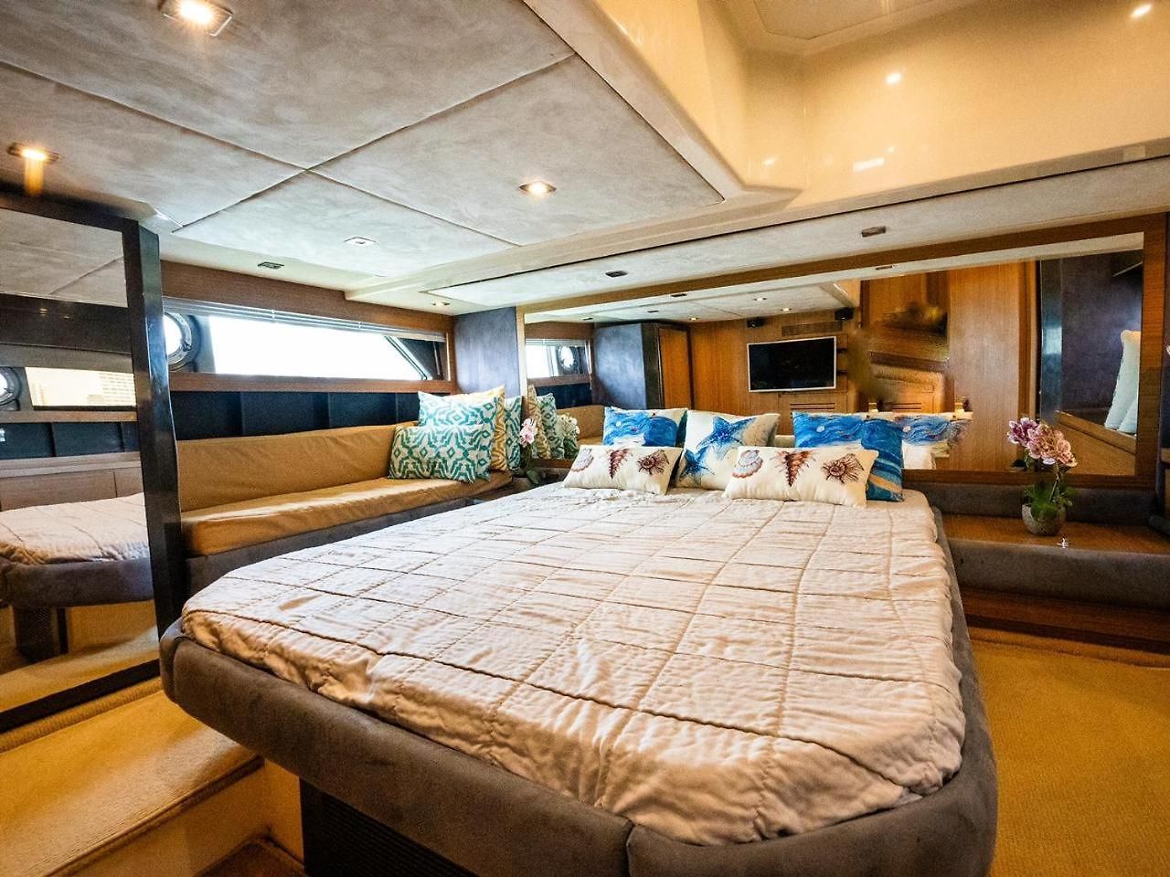 Hotel en barco Yate De Lujo Azimut 52 *