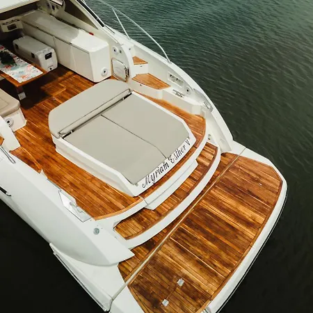 Hotel en barco Yate De Lujo Azimut 52