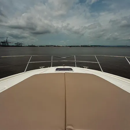 Hotel en barco Yate De Lujo Azimut 52 *