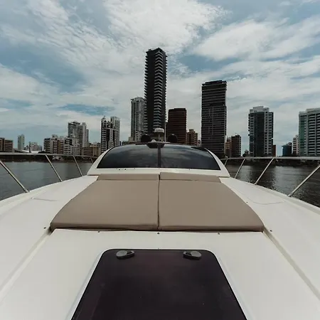 Hotel en barco Yate De Lujo Azimut 52 *