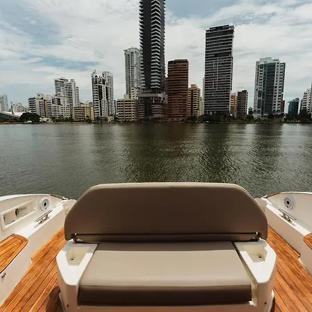 Hotel en barco Yate De Lujo Azimut 52 *