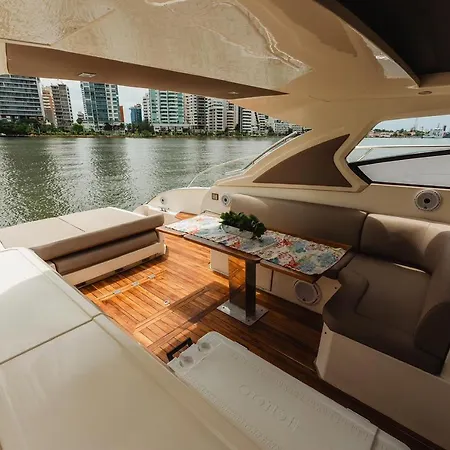 Hotel en barco Yate De Lujo Azimut 52 *