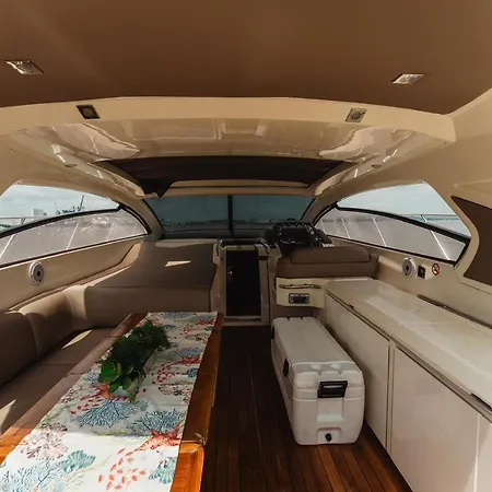 Hotel en barco Yate De Lujo Azimut 52 *