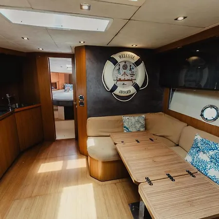 Hotel en barco Yate De Lujo Azimut 52 *