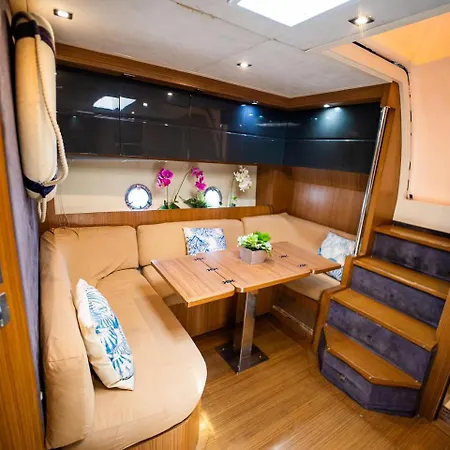 Hotel en barco Yate De Lujo Azimut 52 *
