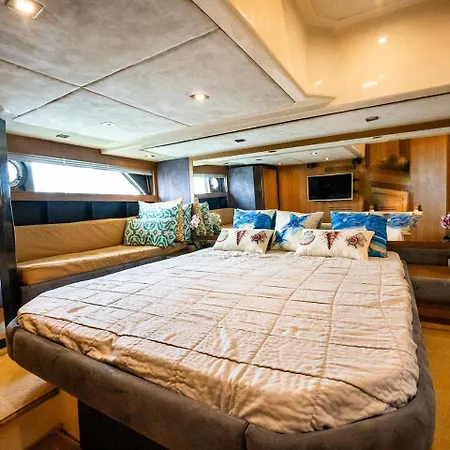Hotel en barco Yate De Lujo Azimut 52 *
